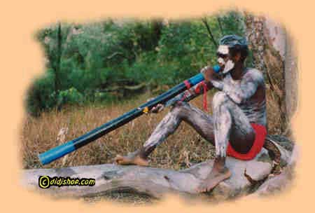 Um Tocador de Didgeridoos Aborígene no mato Australiano