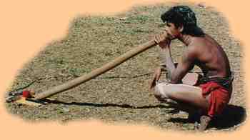 Een aboriginal didgeridoo speler tijdens een traditionele ceremonie